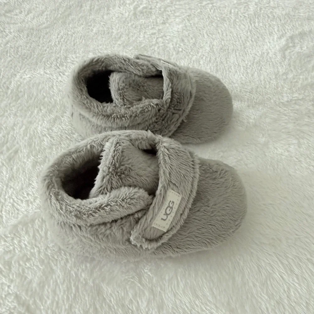 UGG Infant Baby Booties Gray Plush Pre Walker Shoes Size‎ 4/5 Crib Shoes